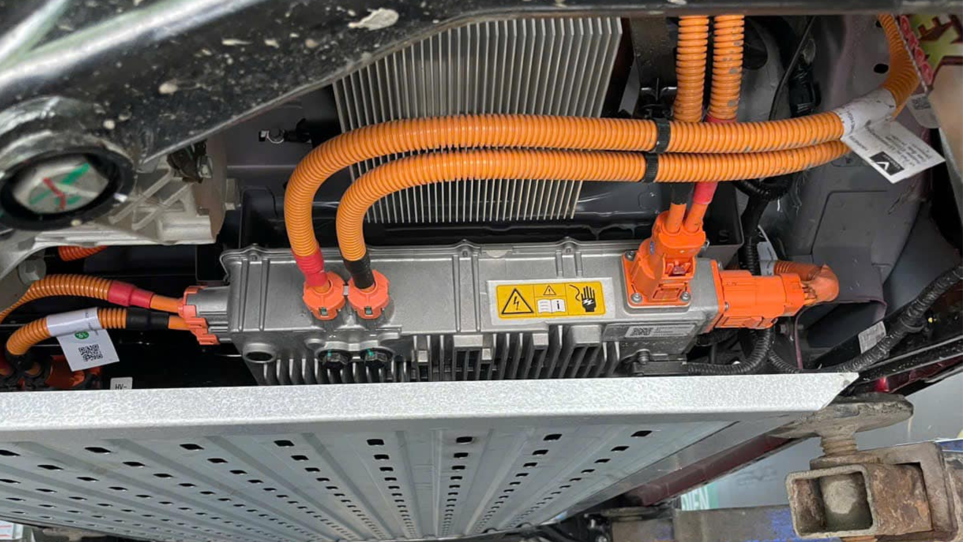 Cấu tạo khối động cơ điện mạnh mẽ và hệ thống pin bền bỉ cung cấp quãng đường di chuyển ấn tượng cho xe VinFast VF 3.