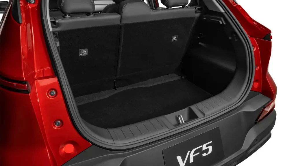 Hình ảnh không gian cốp sau chứa đồ rộng rãi của mẫu xe SUV đô thị VinFast VF 5 Plus