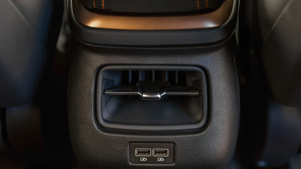 Hệ thống cửa gió điều hòa hàng ghế sau tích hợp cổng sạc USB tiện lợi trên xe ô tô điện VinFast VF 6 Plus.