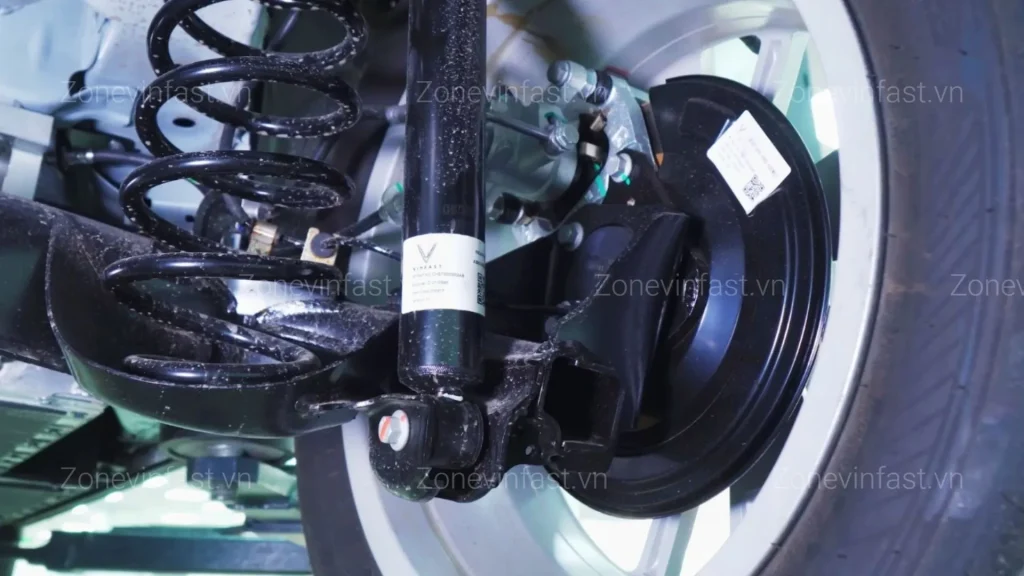 Chi tiết hệ thống treo sau dạng dầm xoắn giúp VinFast VF 5 Plus vận hành êm ái