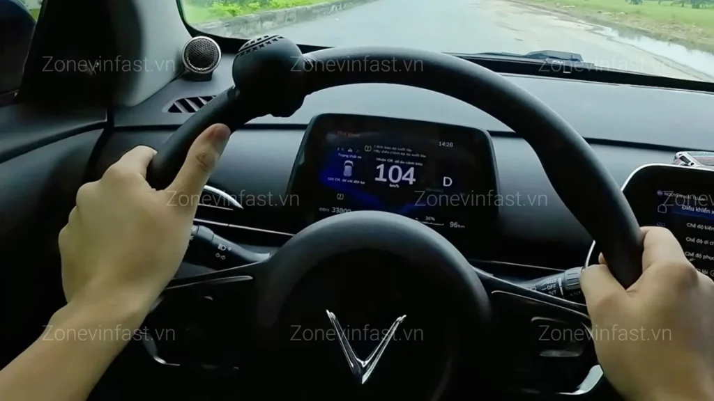 Hình ảnh thực tế đồng hồ lái xe VinFast VF 5 Plus hiển thị vận tốc 104 km/h trên đường cao tốc