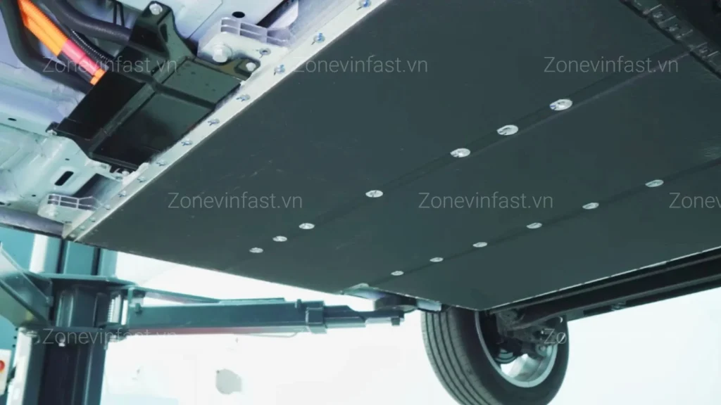 Vị trí khối pin đặt dưới gầm xe VinFast VF 5 Plus tạo trọng tâm thấp và độ đầm chắc