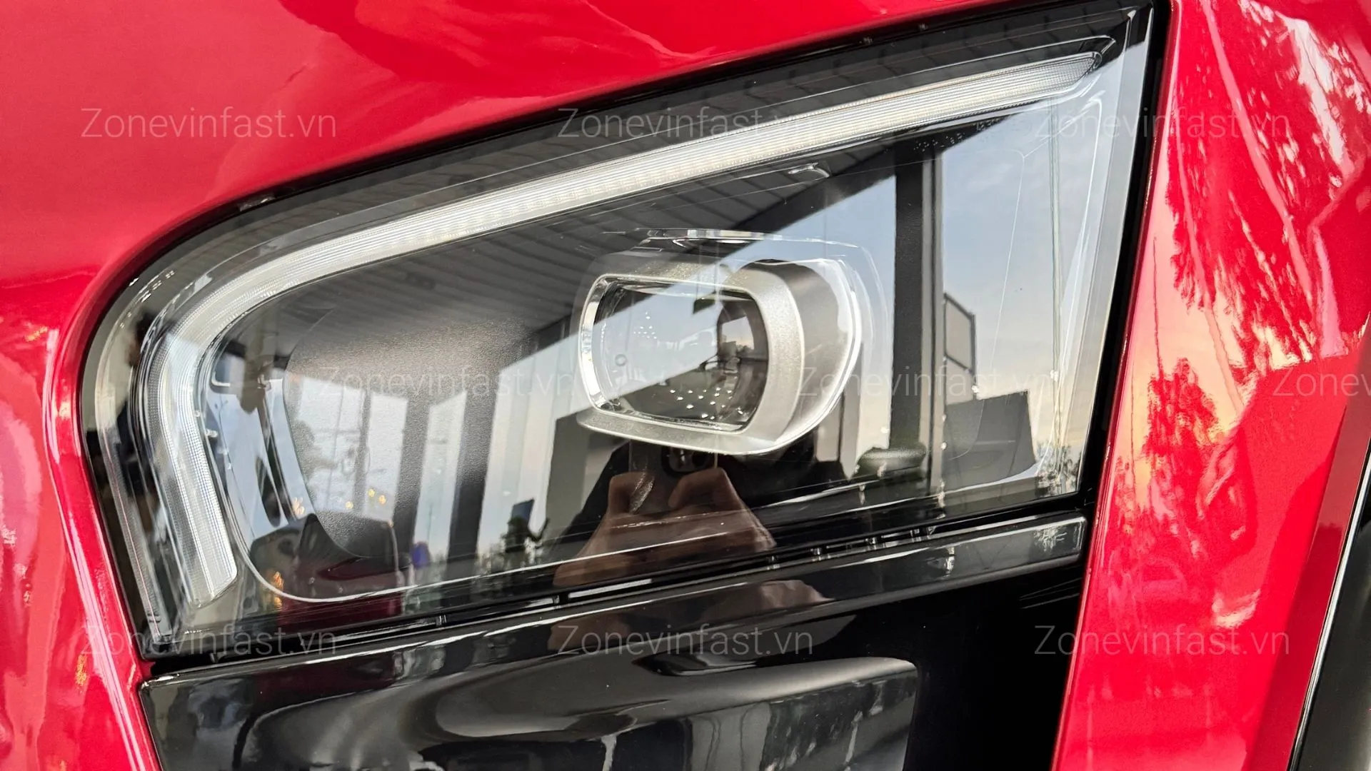 Cận cảnh hệ thống đèn pha LED và dải đèn định vị ban ngày hình cánh chim đặc trưng mang dấu ấn vị lai của xe SUV thuần điện VinFast VF 7 - Đại lý VinFast
