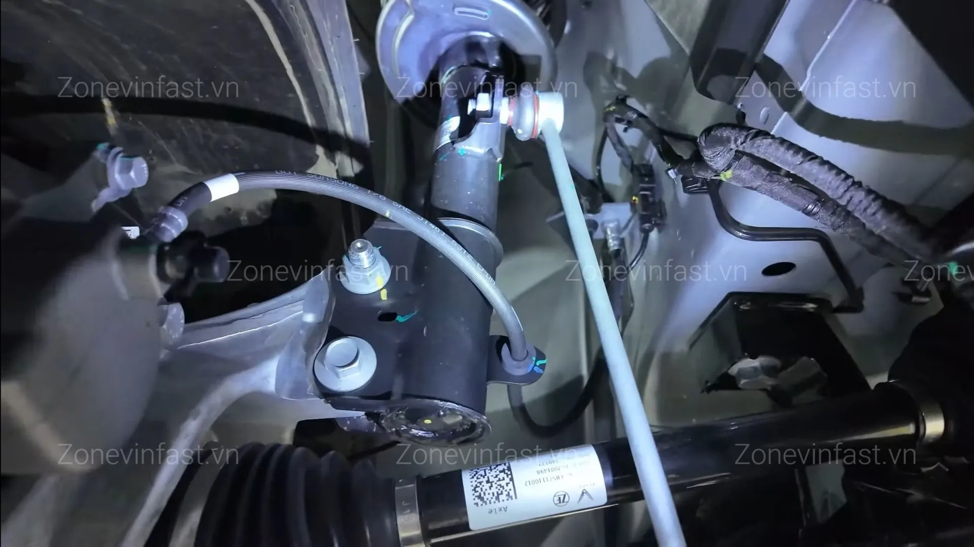 Hình ảnh thực tế hệ thống treo trước độc lập MacPherson của xe SUV thuần điện VinFast VF 7, giúp triệt tiêu rung lắc hiệu quả.