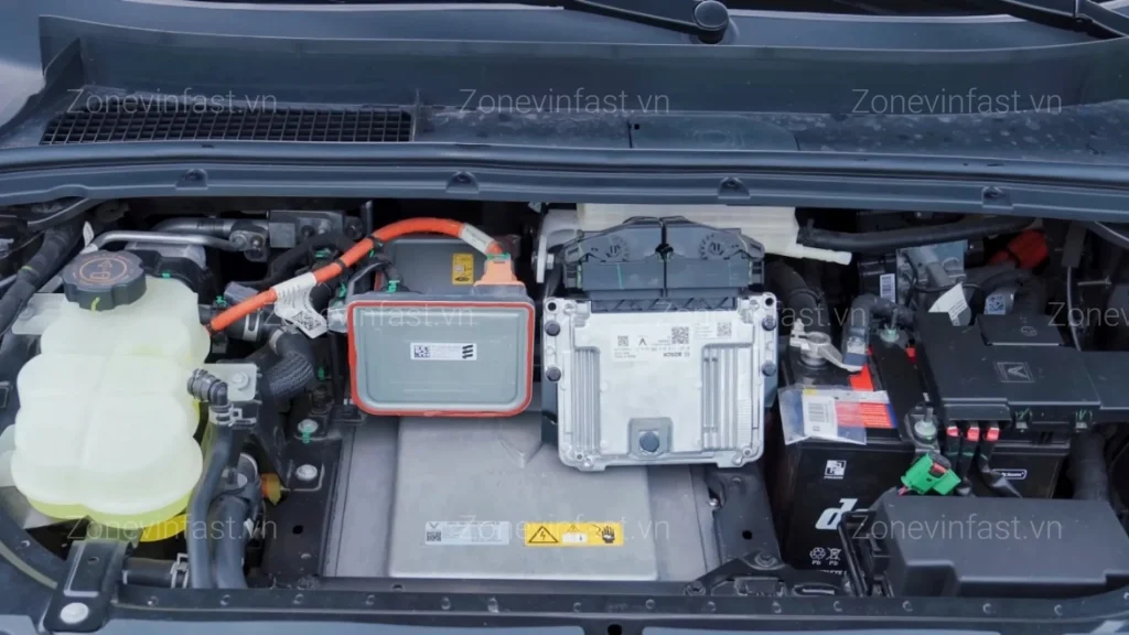 Hình ảnh thực tế khoang động cơ điện công suất cao của xe SUV thuần điện VinFast VF 7.