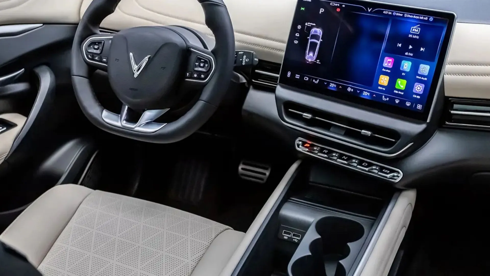 Hình ảnh vô lăng thể thao và màn hình giải trí trung tâm 12,9 inch trên xe SUV điện VinFast VF 7.