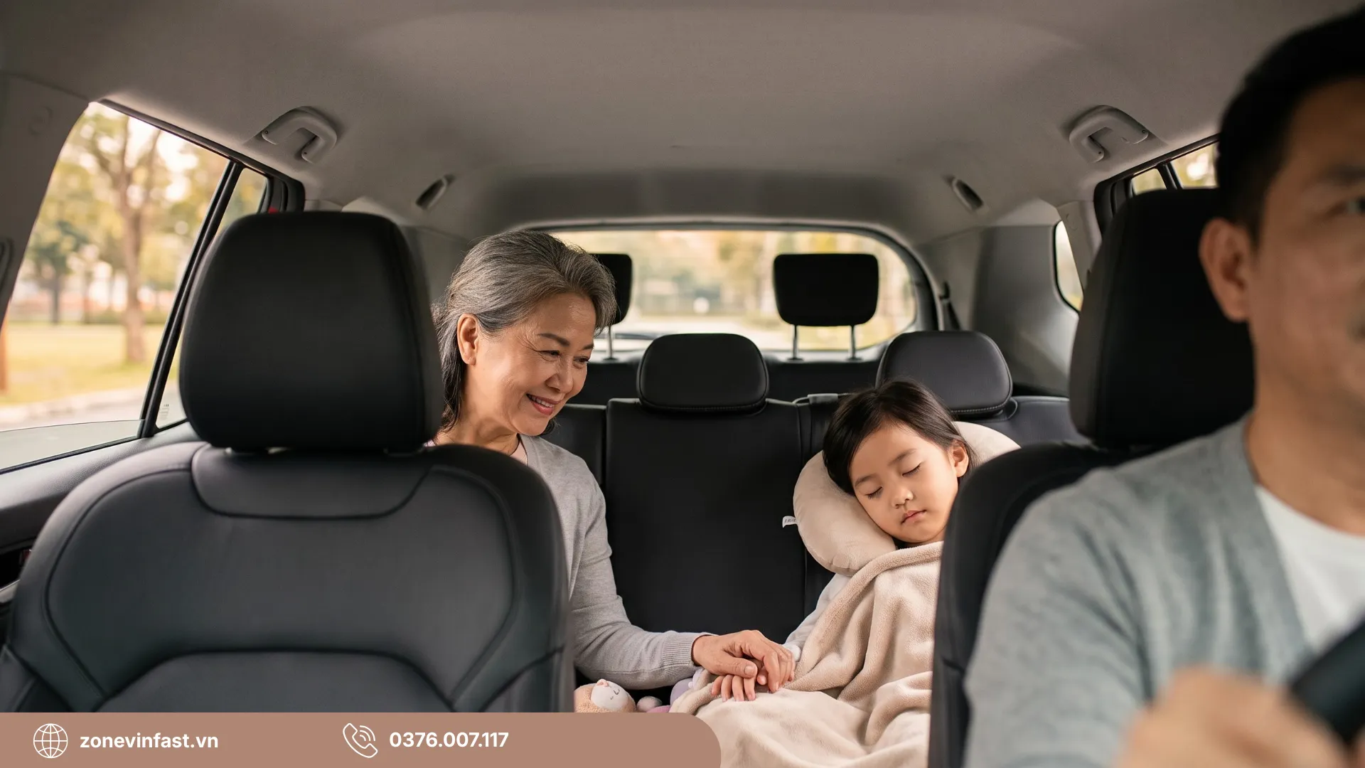 Hành khách ngủ ngon giấc nhờ hệ thống điều hòa và cửa gió sau êm ái trên xe điện VinFast VF MPV 7. Tư vấn giá lăn bánh VF MPV 7.