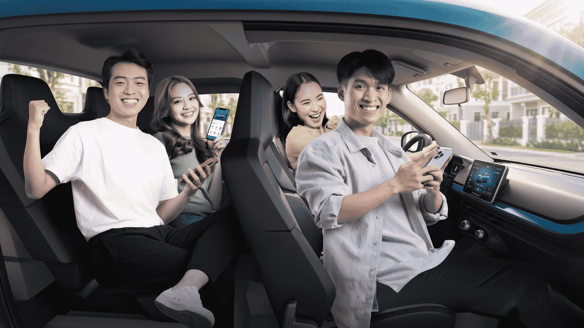 Hình ảnh 4 người lớn ngồi thoải mái trong khoang nội thất rộng rãi của xe điện VinFast VF 2. Đăng ký để nhận ngay bảng tính giá lăn bánh vf 2 chi tiết.